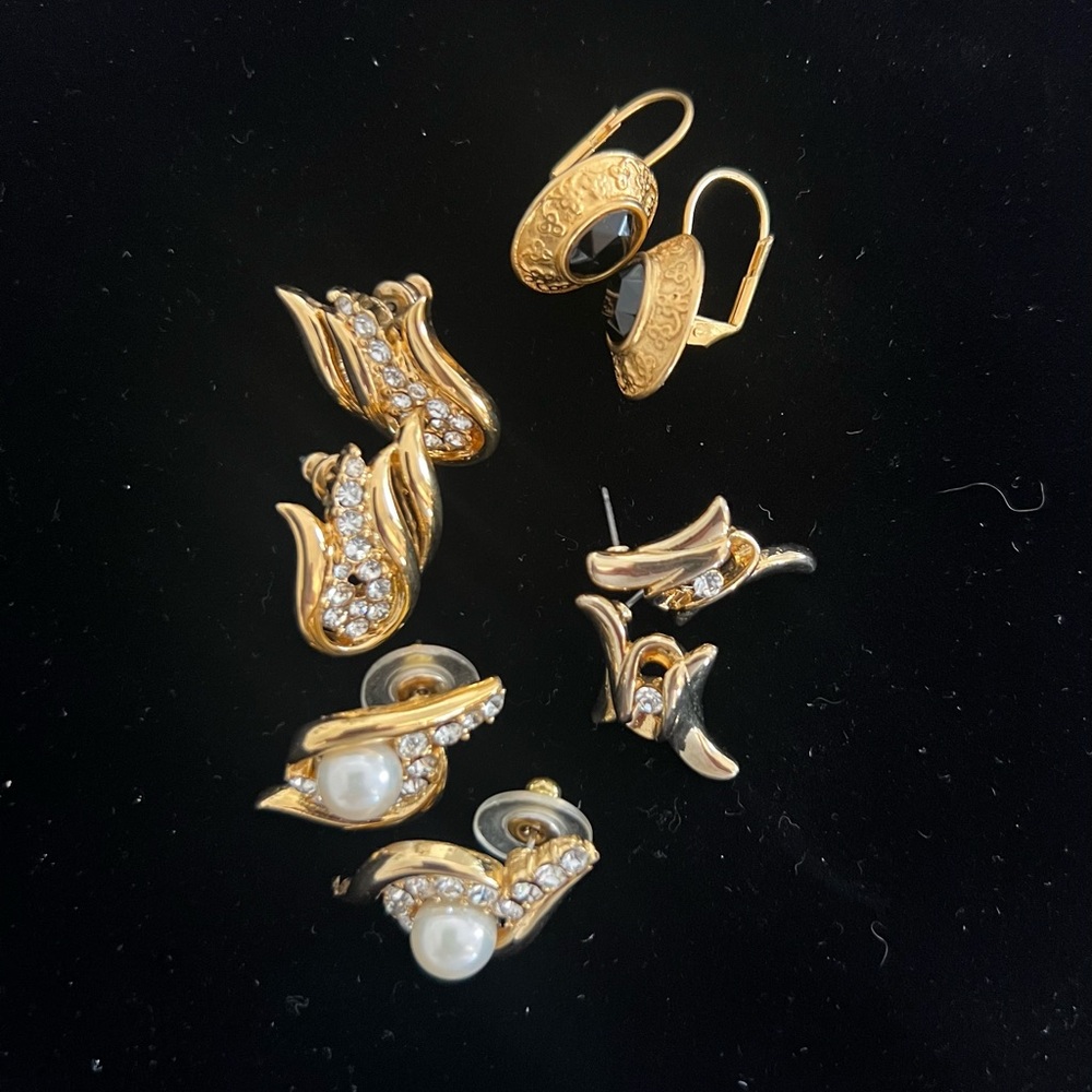 Gold tone retro Earrings with Crystals and Pearls
